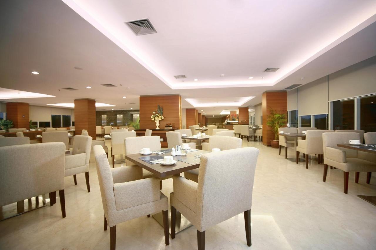 Aston Madiun Hotel & Conference Center Exteriör bild
